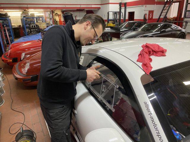 Ventana corrediza de acrílico para puertas de paneles de plexiglás rectos | Albert Motorsport
