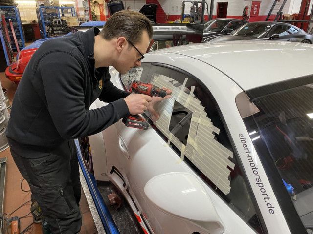 Ventana corrediza de acrílico para puertas de paneles de plexiglás rectos | Albert Motorsport