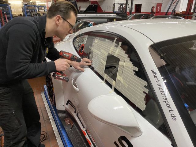 Fenêtre coulissante en acrylique pour portes à vitres droites en plexiglas | Albert Motorsport