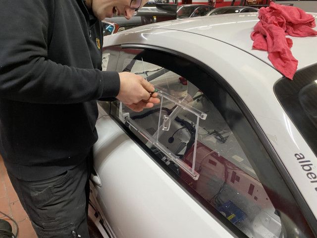 Fenêtre coulissante en acrylique pour portes à vitres droites en plexiglas | Albert Motorsport